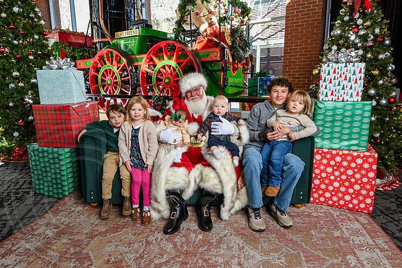 RKPhoto-2025-TheCharlestonSanta-Nov28-0323