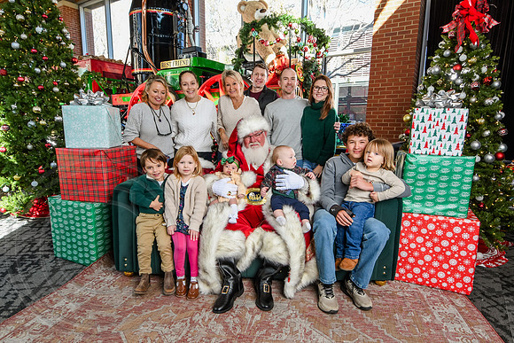 RKPhoto-2025-TheCharlestonSanta-Nov28-0325