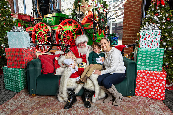 RKPhoto-2025-TheCharlestonSanta-Nov28-0329