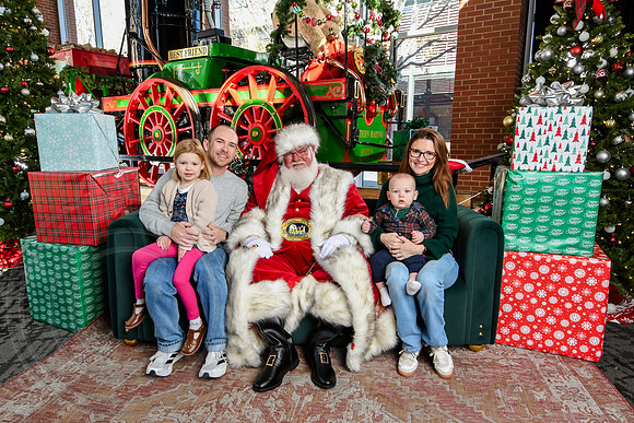 RKPhoto-2025-TheCharlestonSanta-Nov28-0332