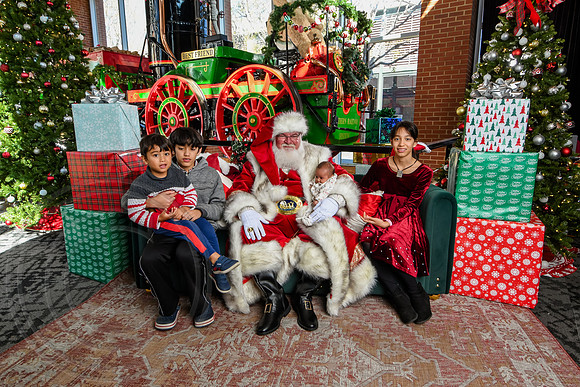 RKPhoto-2025-TheCharlestonSanta-Nov28-0334