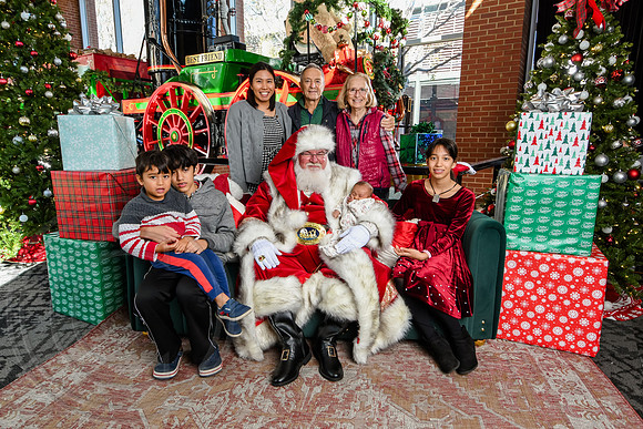 RKPhoto-2025-TheCharlestonSanta-Nov28-0335