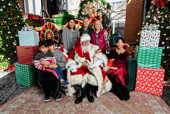 RKPhoto-2025-TheCharlestonSanta-Nov28-0336