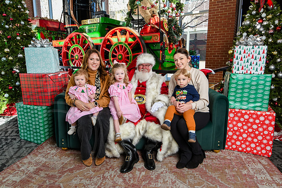 RKPhoto-2025-TheCharlestonSanta-Nov28-0338
