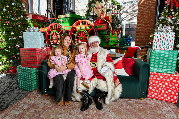 RKPhoto-2025-TheCharlestonSanta-Nov28-0339