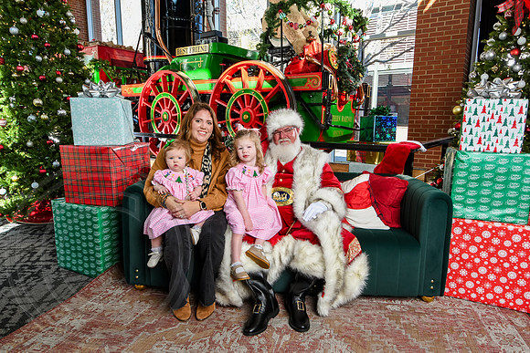 RKPhoto-2025-TheCharlestonSanta-Nov28-0340