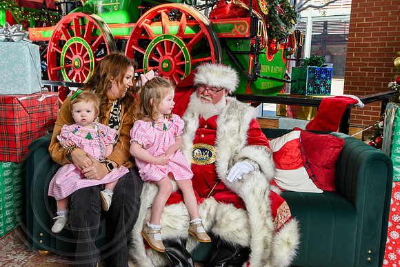 RKPhoto-2025-TheCharlestonSanta-Nov28-0341