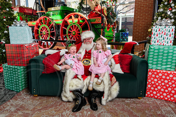 RKPhoto-2025-TheCharlestonSanta-Nov28-0343