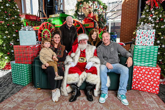 RKPhoto-2025-TheCharlestonSanta-Nov28-0345
