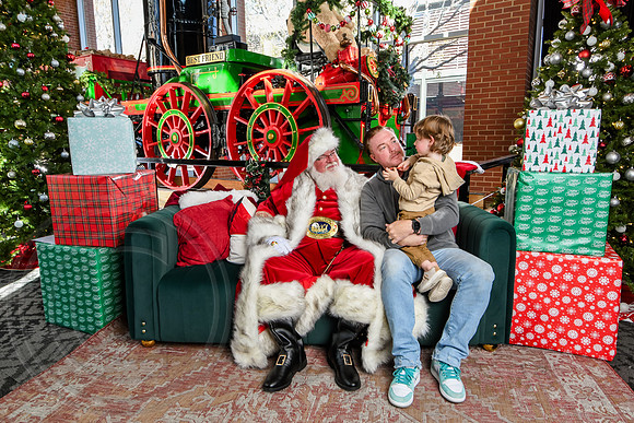 RKPhoto-2025-TheCharlestonSanta-Nov28-0346