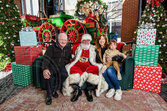 RKPhoto-2025-TheCharlestonSanta-Nov28-0347