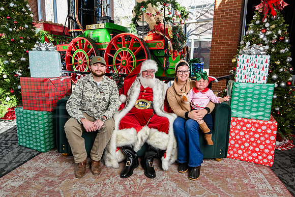 RKPhoto-2025-TheCharlestonSanta-Nov28-0349