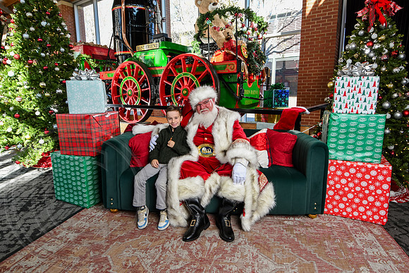RKPhoto-2025-TheCharlestonSanta-Nov28-0350