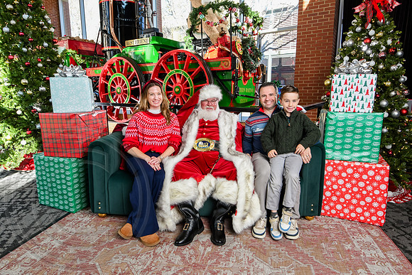 RKPhoto-2025-TheCharlestonSanta-Nov28-0351