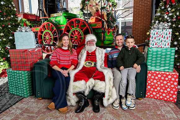 RKPhoto-2025-TheCharlestonSanta-Nov28-0352