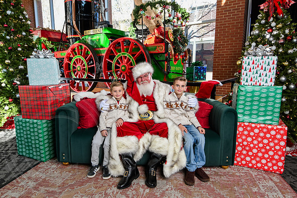 RKPhoto-2025-TheCharlestonSanta-Nov28-0353