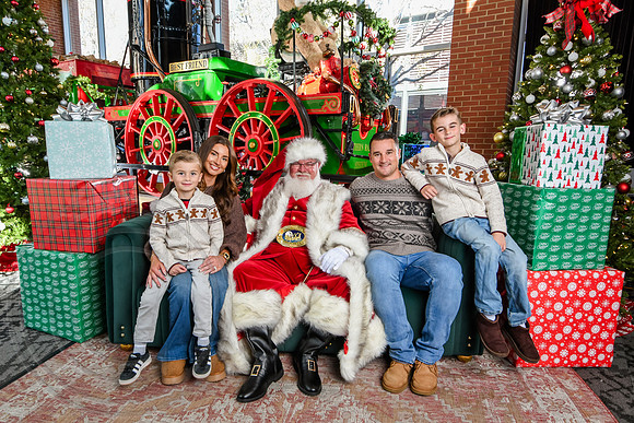 RKPhoto-2025-TheCharlestonSanta-Nov28-0355