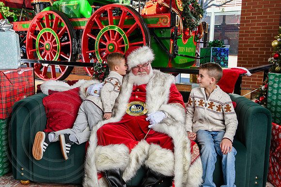RKPhoto-2025-TheCharlestonSanta-Nov28-0356