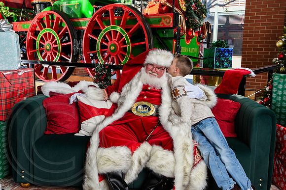 RKPhoto-2025-TheCharlestonSanta-Nov28-0357