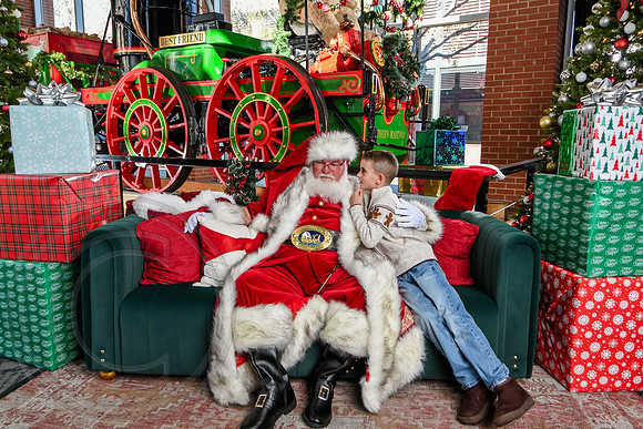 RKPhoto-2025-TheCharlestonSanta-Nov28-0358