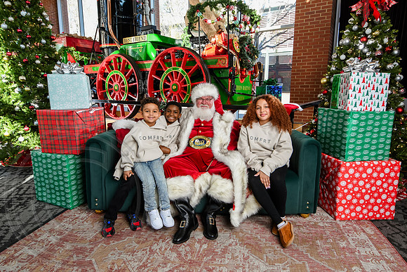 RKPhoto-2025-TheCharlestonSanta-Nov28-0359