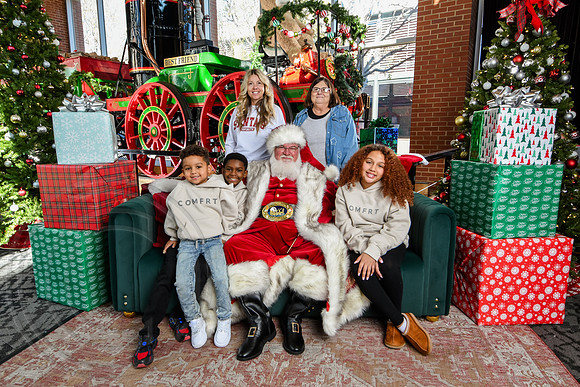 RKPhoto-2025-TheCharlestonSanta-Nov28-0360