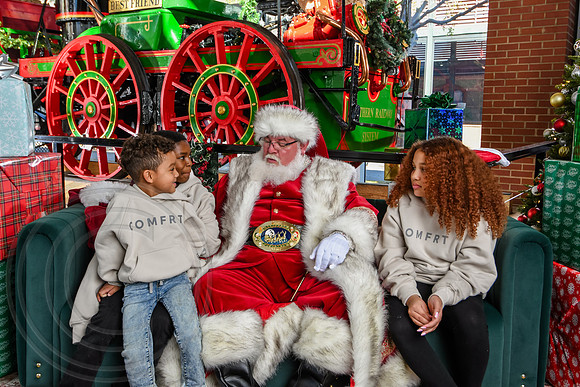 RKPhoto-2025-TheCharlestonSanta-Nov28-0361