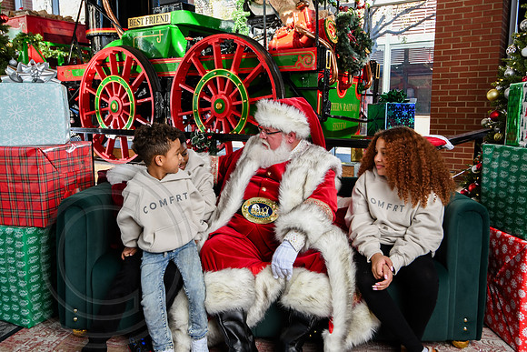 RKPhoto-2025-TheCharlestonSanta-Nov28-0362