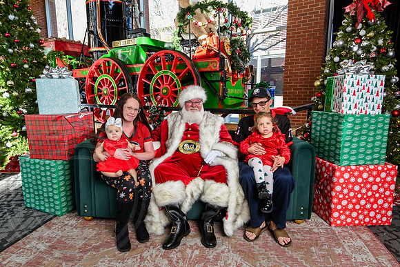 RKPhoto-2025-TheCharlestonSanta-Nov28-0363