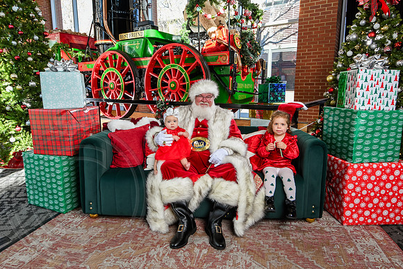 RKPhoto-2025-TheCharlestonSanta-Nov28-0365