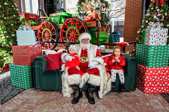 RKPhoto-2025-TheCharlestonSanta-Nov28-0366