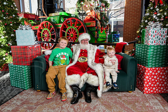 RKPhoto-2025-TheCharlestonSanta-Nov28-0367