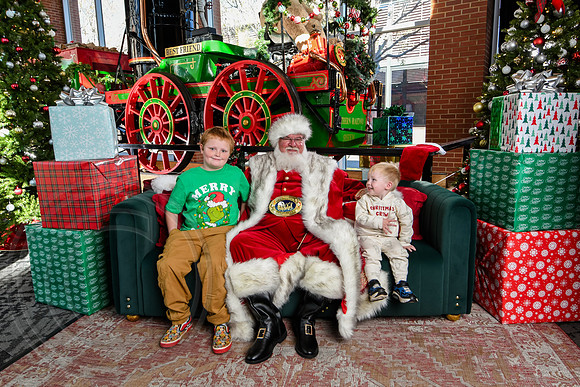 RKPhoto-2025-TheCharlestonSanta-Nov28-0368