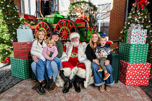 RKPhoto-2025-TheCharlestonSanta-Nov28-0375
