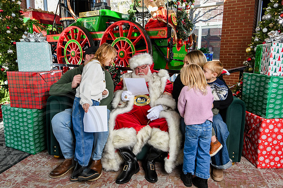 RKPhoto-2025-TheCharlestonSanta-Nov28-0376