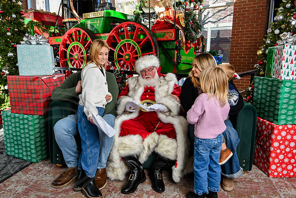 RKPhoto-2025-TheCharlestonSanta-Nov28-0377