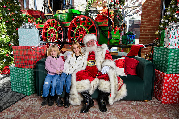 RKPhoto-2025-TheCharlestonSanta-Nov28-0379