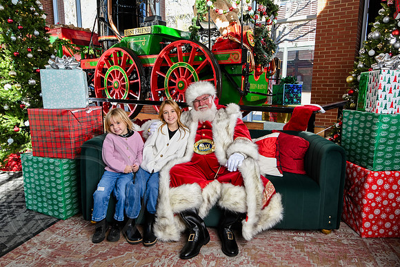 RKPhoto-2025-TheCharlestonSanta-Nov28-0380