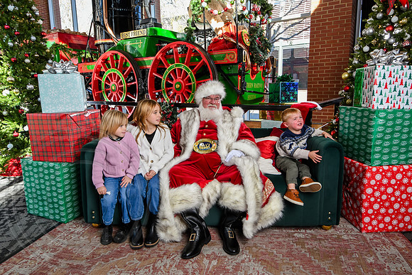 RKPhoto-2025-TheCharlestonSanta-Nov28-0381