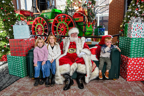 RKPhoto-2025-TheCharlestonSanta-Nov28-0382