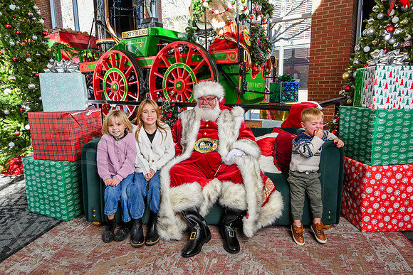 RKPhoto-2025-TheCharlestonSanta-Nov28-0383