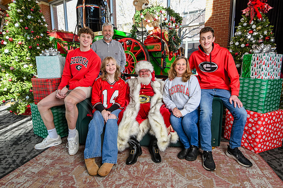 RKPhoto-2025-TheCharlestonSanta-Nov28-0384