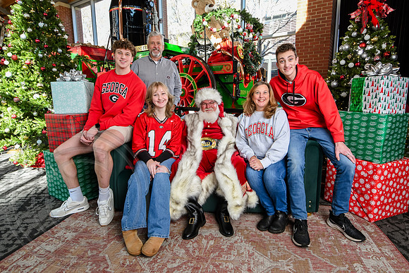 RKPhoto-2025-TheCharlestonSanta-Nov28-0385