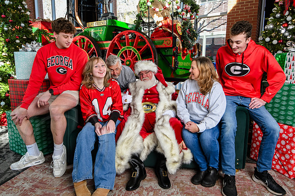 RKPhoto-2025-TheCharlestonSanta-Nov28-0386