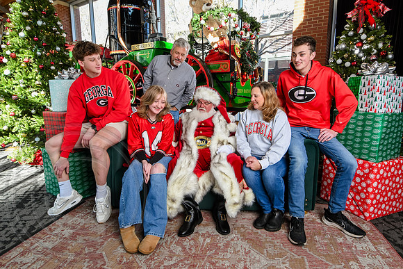 RKPhoto-2025-TheCharlestonSanta-Nov28-0387