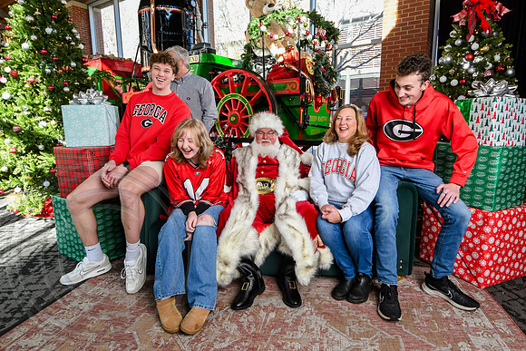 RKPhoto-2025-TheCharlestonSanta-Nov28-0388