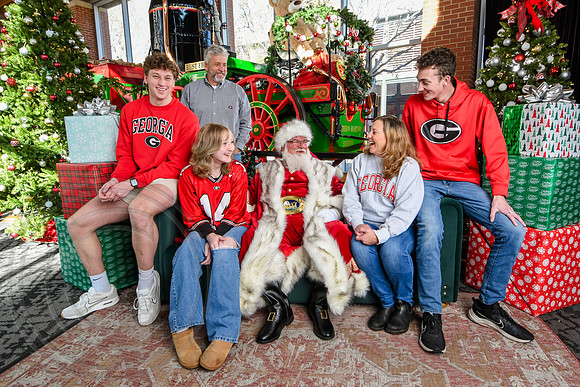 RKPhoto-2025-TheCharlestonSanta-Nov28-0389
