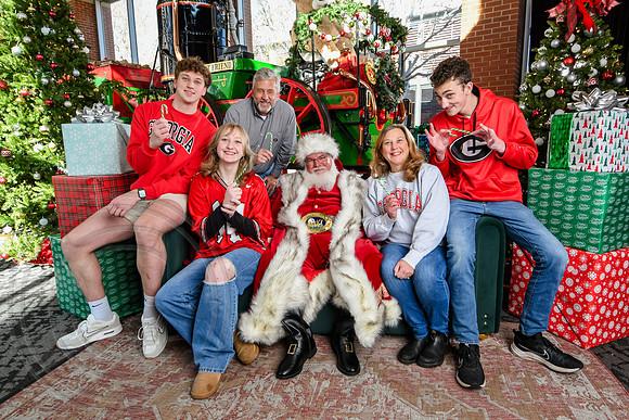RKPhoto-2025-TheCharlestonSanta-Nov28-0390