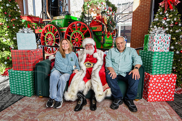 RKPhoto-2025-TheCharlestonSanta-Nov28-0391