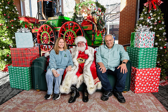 RKPhoto-2025-TheCharlestonSanta-Nov28-0392
